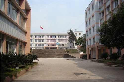 崇州市職業中專學校學費一年多少錢