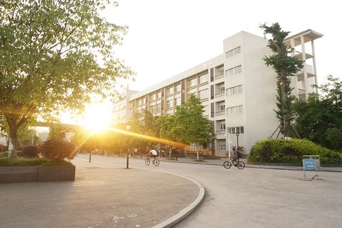 重慶交通職業學校學費收費標準