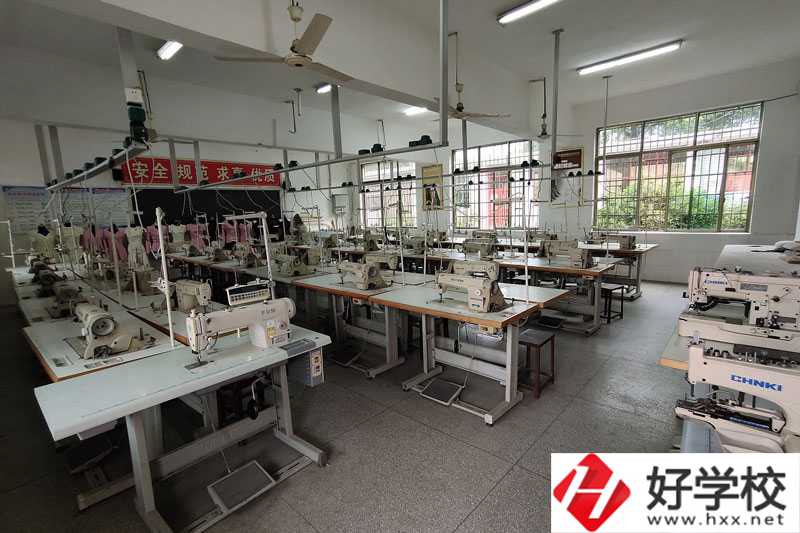 隆回縣職業中等專業學校實訓室