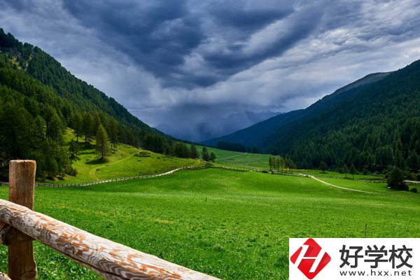瀘溪縣第一職業中學管理規范嗎？