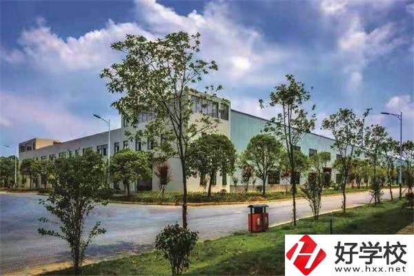 邵陽紡織技工學校的地址在哪？到校有什么必帶物品？