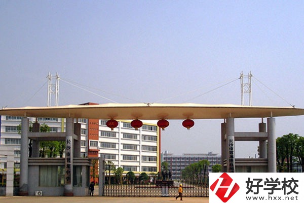 長沙市賀龍體育運動學校推薦去嗎？學校好不好？