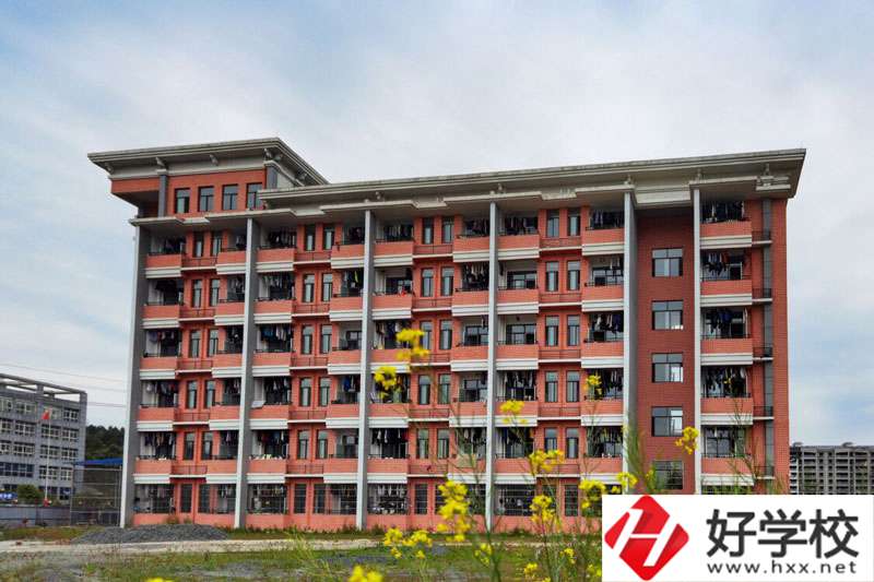 想在懷化會同縣學繪畫？這所中?？梢钥纯?></a></div>
            <dt><a href=