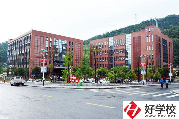 安化縣職業中專學校師資怎么樣？環境好不好？