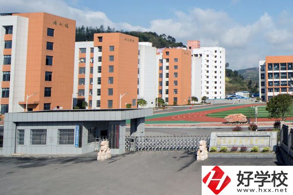  鳳凰縣職業中專學校大門