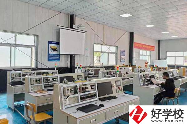 株洲人工智能職業技術學校是公辦還是民辦？學費貴嗎？