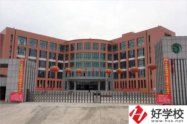 花垣縣職業高級中學校門