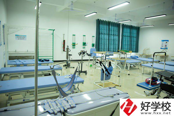 長沙華中醫衛科技中等職業學校實訓室