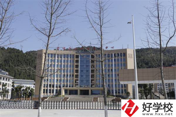 保靖縣中等職業技術學校大門