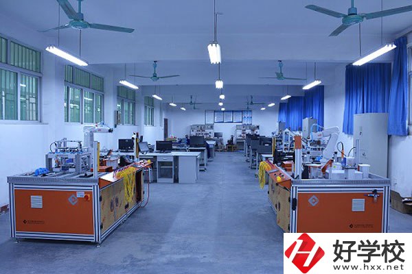 郴州工業交通學校實訓室