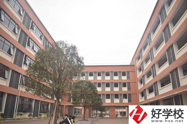湘西地區中職學校一年的學費大概是多少？