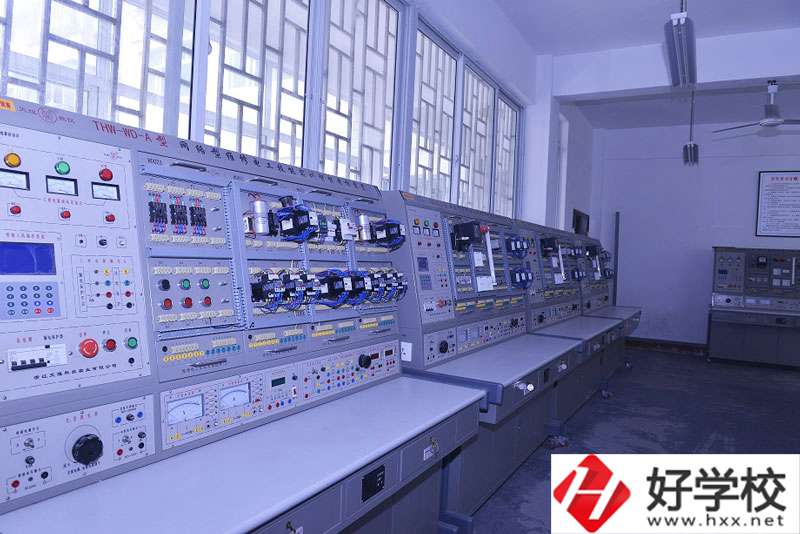 郴州工業交通學校實訓室