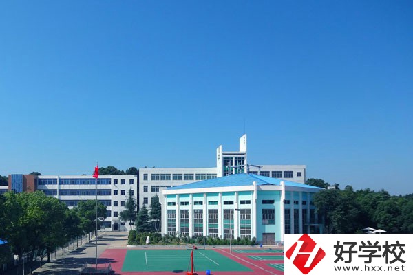 岳陽市中岳經貿職業技術學校是公辦還是民辦？學費貴嗎？