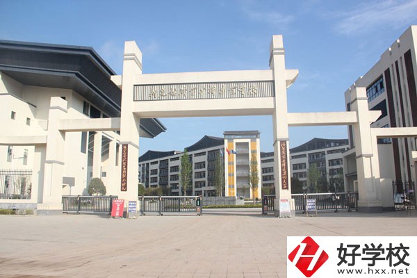 新晃侗族自治縣職業中等專業學校的升學率和就業率如何？