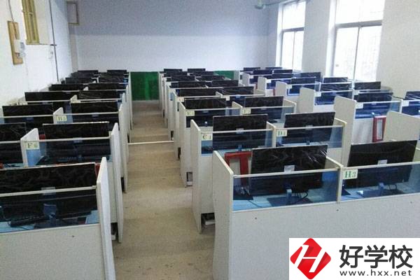 岳陽市理工職業技術學校實訓室