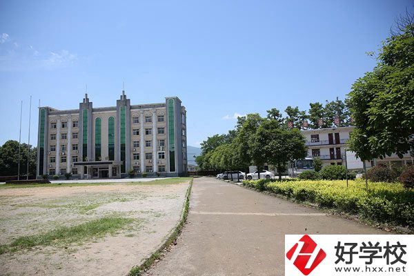 在懷化溆浦中專選什么專業比較好？