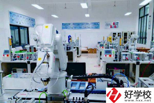 望城區職業中專是什么性質的學校？一學期要多少錢？