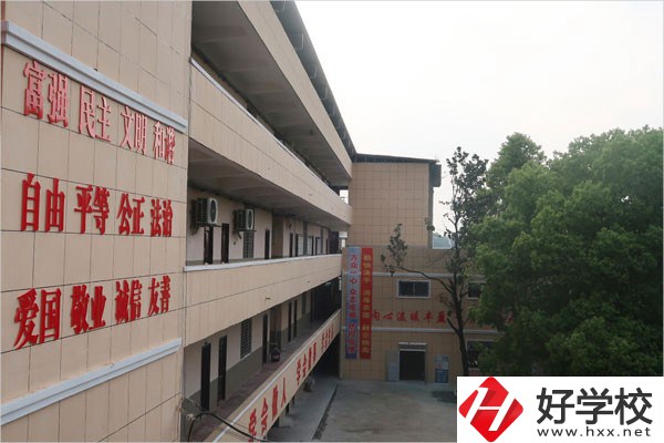 邵陽市創新職業技術學校的計算機平面設計專業特色如何？
