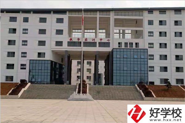 　　錯過了讀普通高中的機會，如果就這么進入社會了，或許就真的要走上工地搬磚或者進廠“打螺絲”這條路了。在技校學一門手藝，至少可以讓自己未來的道路不那么坎坷。小編也了解到許多同學對衡陽市第五技工學校比較感興趣，那么就讓我們一起來看看這所技工學校的相關信息吧。  　　一、學校簡介  　　這是一所省重點公辦技工學校。學校創辦于1981年，為湖南省骨干技工學校。學校為企業化辦學，所有開設的課程,從教學計劃、教學內容到教學手段都嚴格按照企業要求和標準進行設計確定,實現校企一體,專業共建,資源共享。  　　二、辦學規模  　　學校共有云集和雁峰兩個校區，現有96名教職員工，其中包括17名高級教師、35名中級教師以及14名實習指導老師，云集校區占地150余畝，建筑面積9萬多平方米，建有現代化的圖文信息中心、教學實訓中心、后勤服務中心和體藝活動中心;配備高標準的學生公寓及賓館式的技能培訓樓，學校全面實行智能化管理。雁峰校區座落于衡陽市中心，學校占地面積超過200畝，建筑面積超過十萬平方米，校園風景優美，文化底蘊深厚。  　　三、專業設置  　　學校已形成中等職業教育和短期培訓等多種辦學體系，目前開設了機電一體化技術、形象設計、動漫與游戲設計等12個專業。  　　四、就業情況  　　目前學校采取訂單教育方式，開設的各專業均按市場需求設置，具有廣闊的就業前景。學校自1995年以來已成為上海廣達集團、富士康科技集團、美的集團、科龍公司、廣州萬寶冷機集團、佛山豐富汽車配件廠等十多家沿海大中型企業的人才定點培訓基地，確保每屆畢業生100%就業。  　　以上就是衡陽市第五技工學校的大概情況了，這所學校還是比較不錯的。既然選擇了讀技工學校，同學們就一定要沉下心來好好學習技術。畢竟未來進入社會能不能“吃飽飯”就看在學校這幾年了。成功的路上必定是充滿荊棘和坎坷的，只有堅持才能獲得最后的成功!