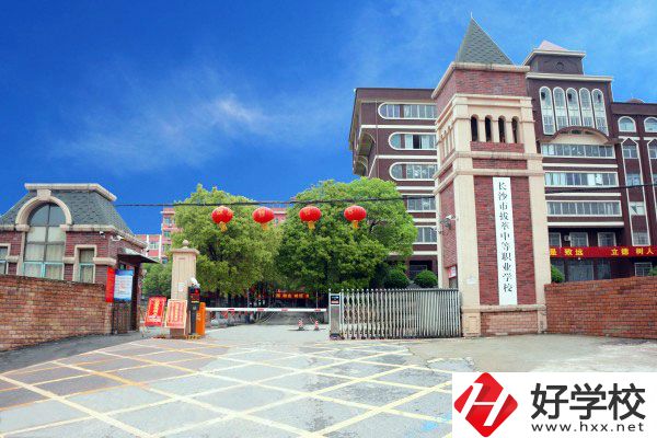 長沙市拔萃中等職業學校有哪些專業？學費是多少？