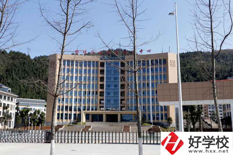 保靖縣中等職業技術學校大門