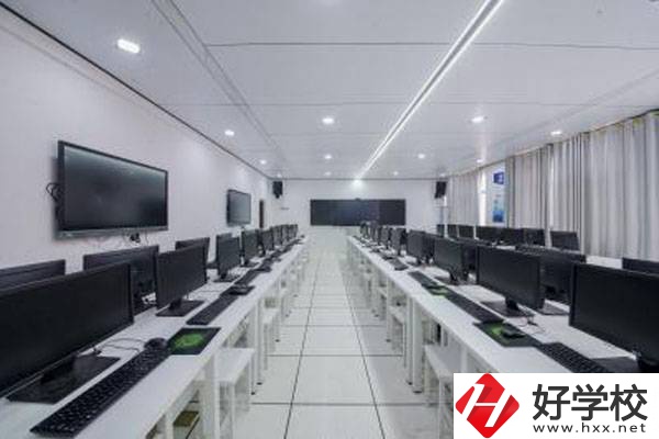 湖南省隆回縣職業中等專業學校實訓室