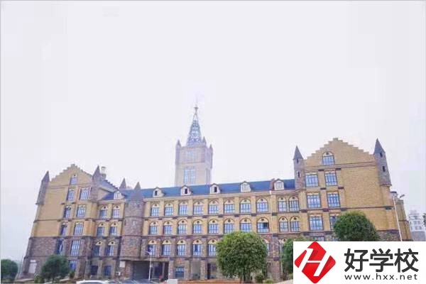 長沙拔萃中等職業學校的學費是多少？