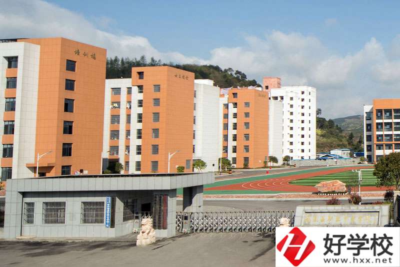 鳳凰縣職業中專學校大門