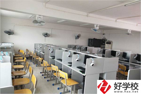 湘潭財經職業技術學校實訓室