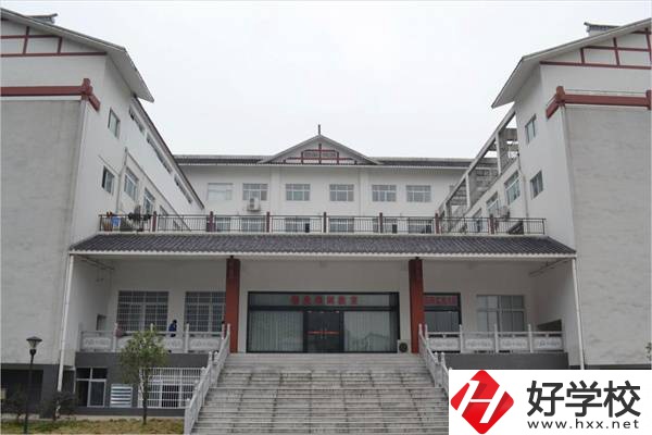 武陵源區旅游職業學校大門