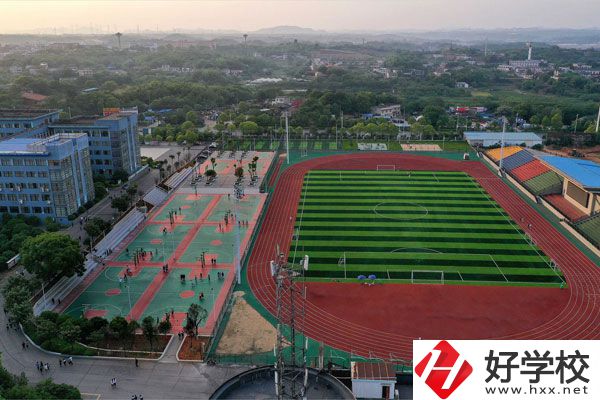 湘潭工貿中專招收往屆生嗎？