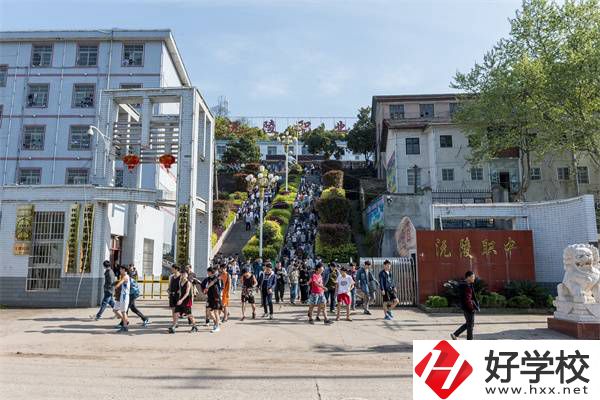 懷化中專學汽修一年要花多少錢？有哪些中?？梢酝扑]？