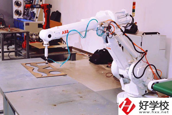 隆回湖湘職業中專學校實訓室