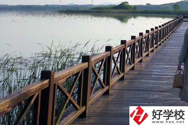 鳳凰縣育英民族學校怎么樣？有什么特色專業？