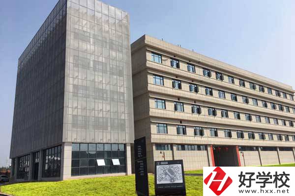 株洲市工業中等專業學校是公立的嗎？一年學費多少？