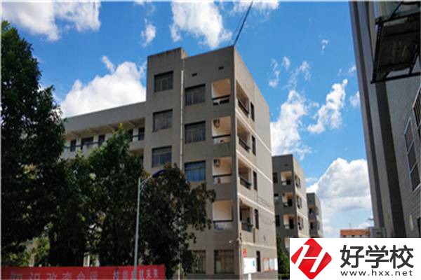 在婁底有開設航空專業的職校嗎？學航空專業有前途嗎？