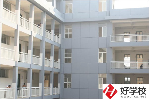 張家界有沒有招往屆生、插班生、轉學生的職校？