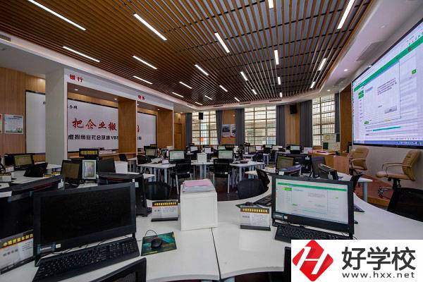 <a  data-cke-saved-href=https://www.shangzhixiao.com/xuexiao/8.html href=https://www.shangzhixiao.com/xuexiao/8.html target=_blank class=infotextkey>長沙財經學校</a>實訓室
