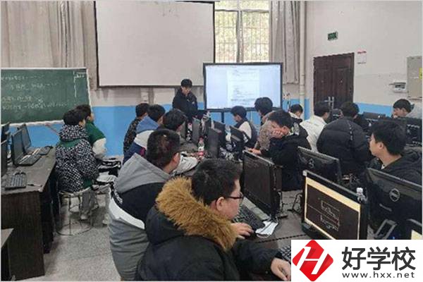 懷化工業高級技工學校實訓室